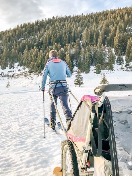 bébé a la montagne aventure outdoor carriole ski neige